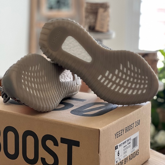 SOLD 💜 Yeezy Boost 350 V2 - Picture 4 of 7